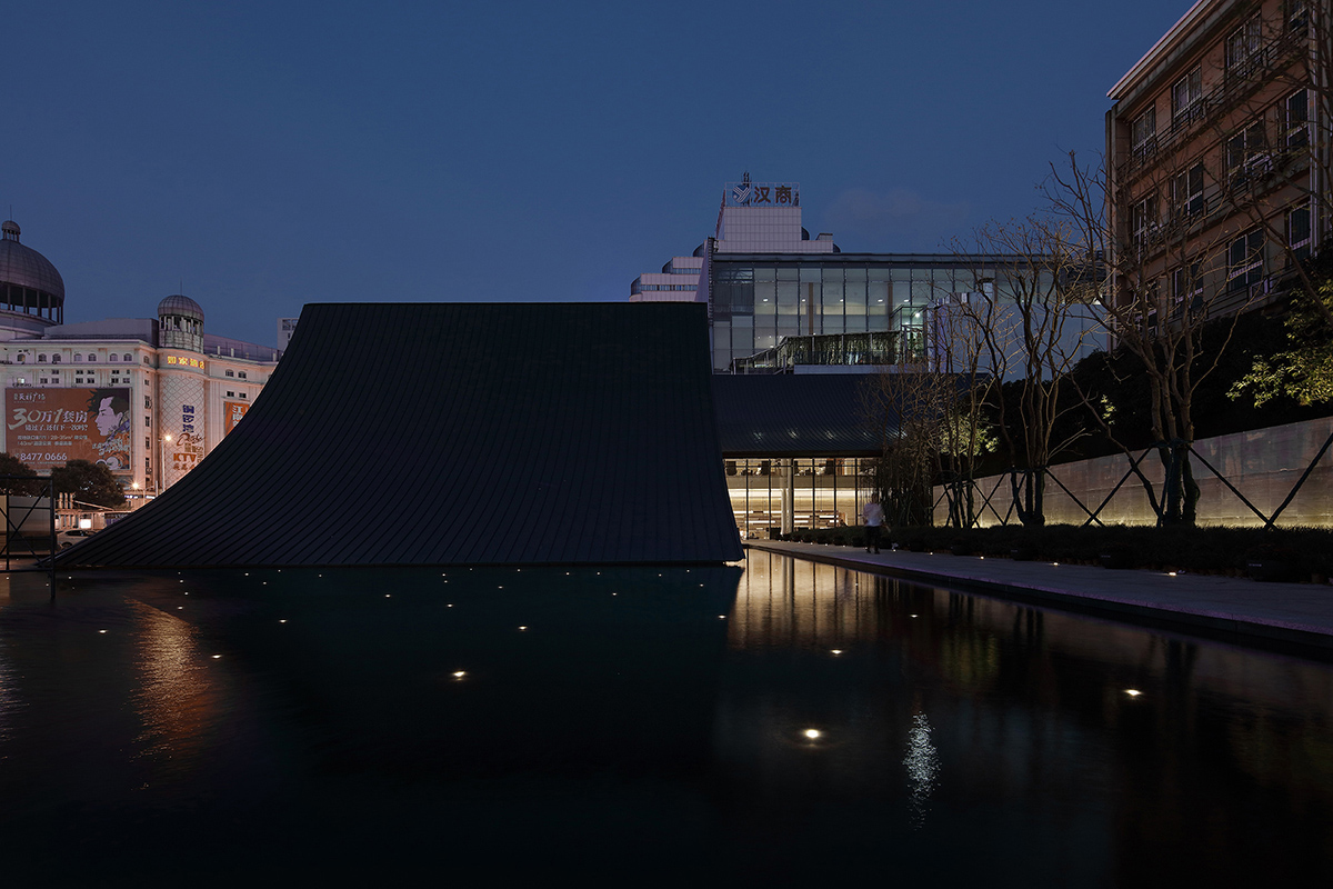 Waterfrom Design Achieved a Balance Between Historical Community Protection and a Sales Center