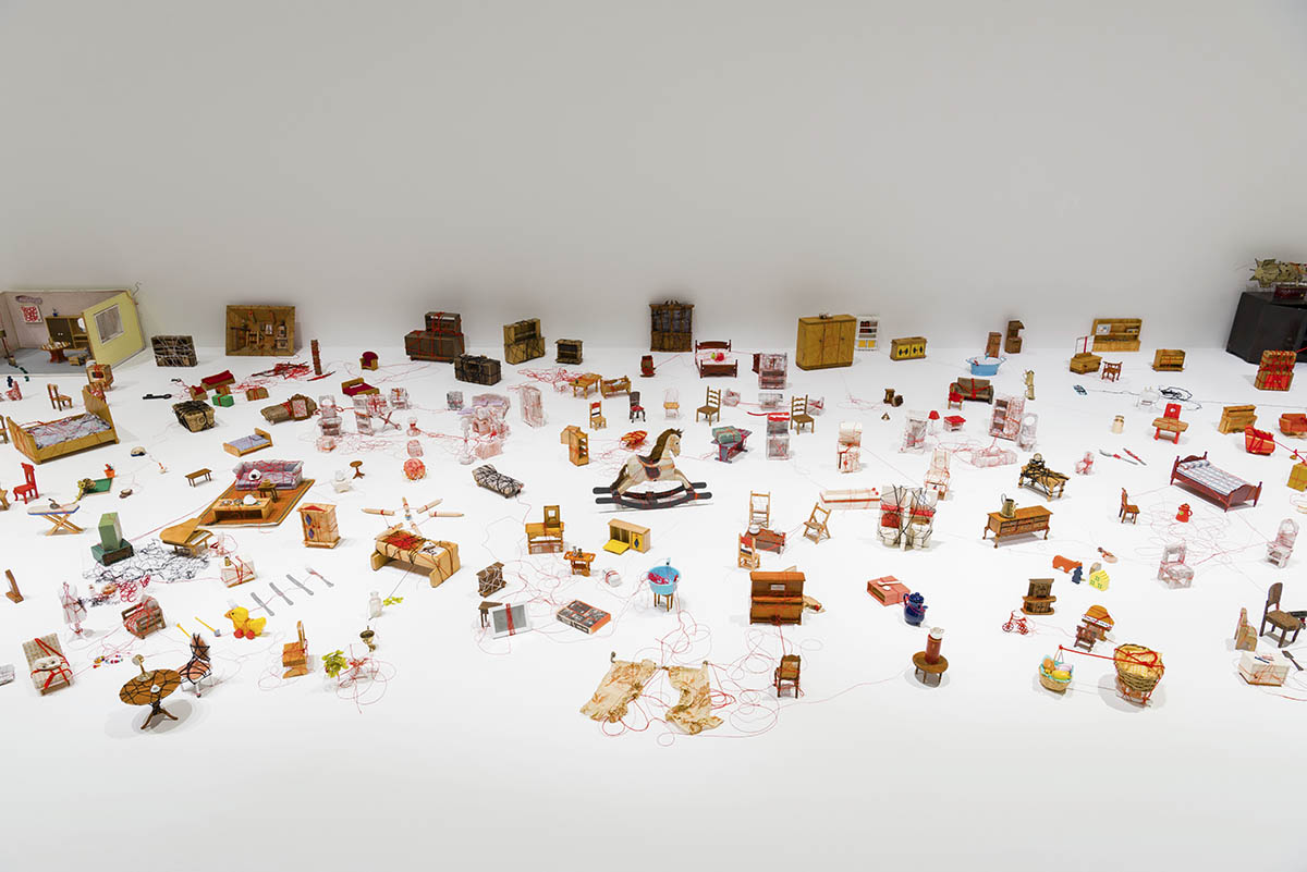 Artist Chiharu Shiota fills exhibition rooms of GOMA with intricately woven black and red threads 