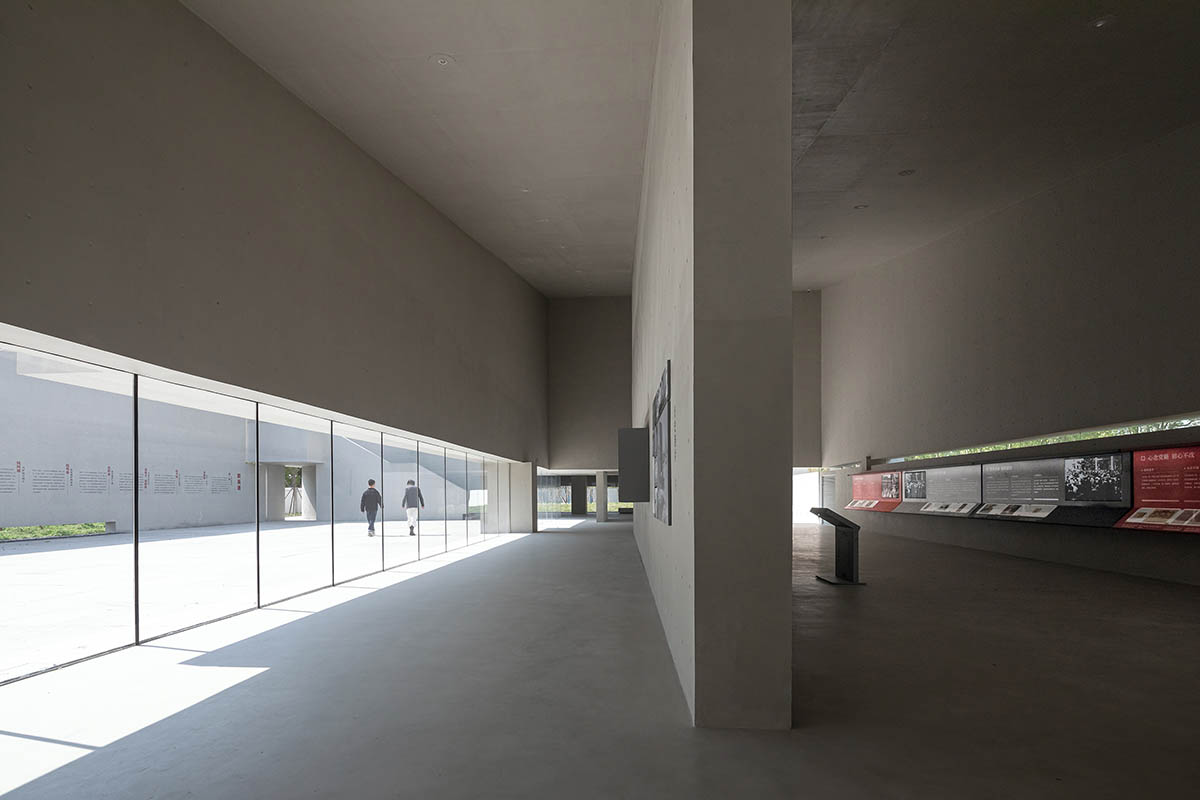 Atelier Deshaus built a memorial with enclosed walls to create a