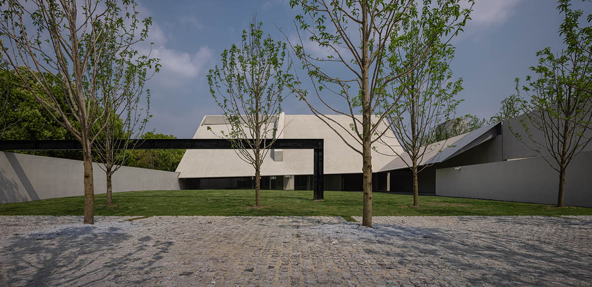 Atelier Deshaus built a memorial with enclosed walls to create a