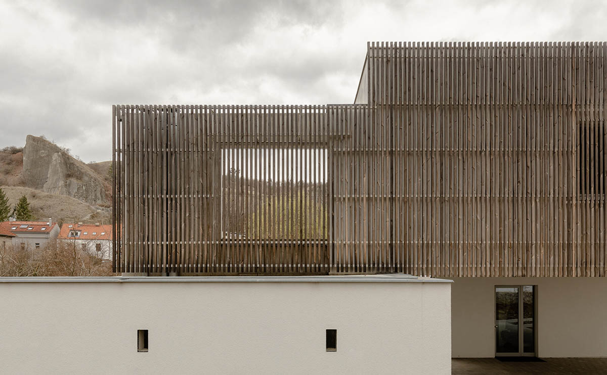Family house by RO_AR merges two geometries with undulating grass-filled roof in the Czech Republic