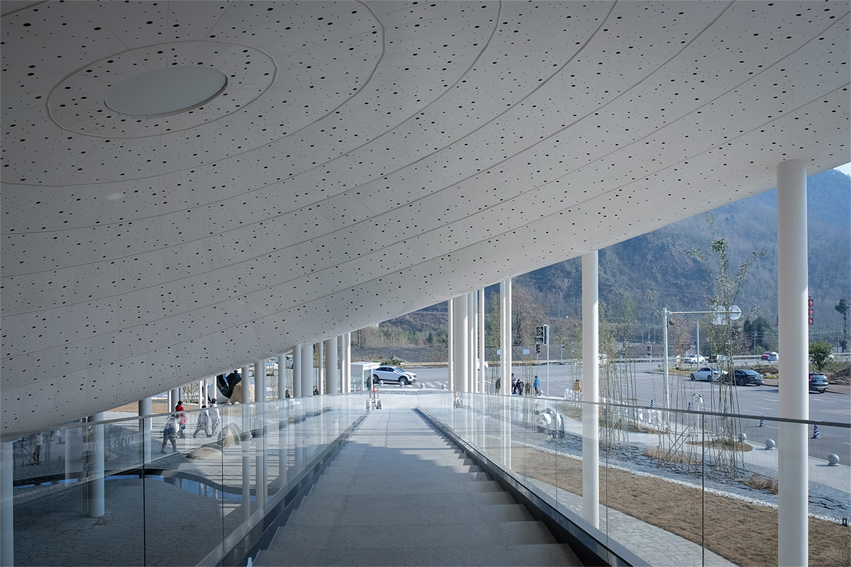 Archermit completes public building with bamboo forest and cloud-like elevated platforms in China