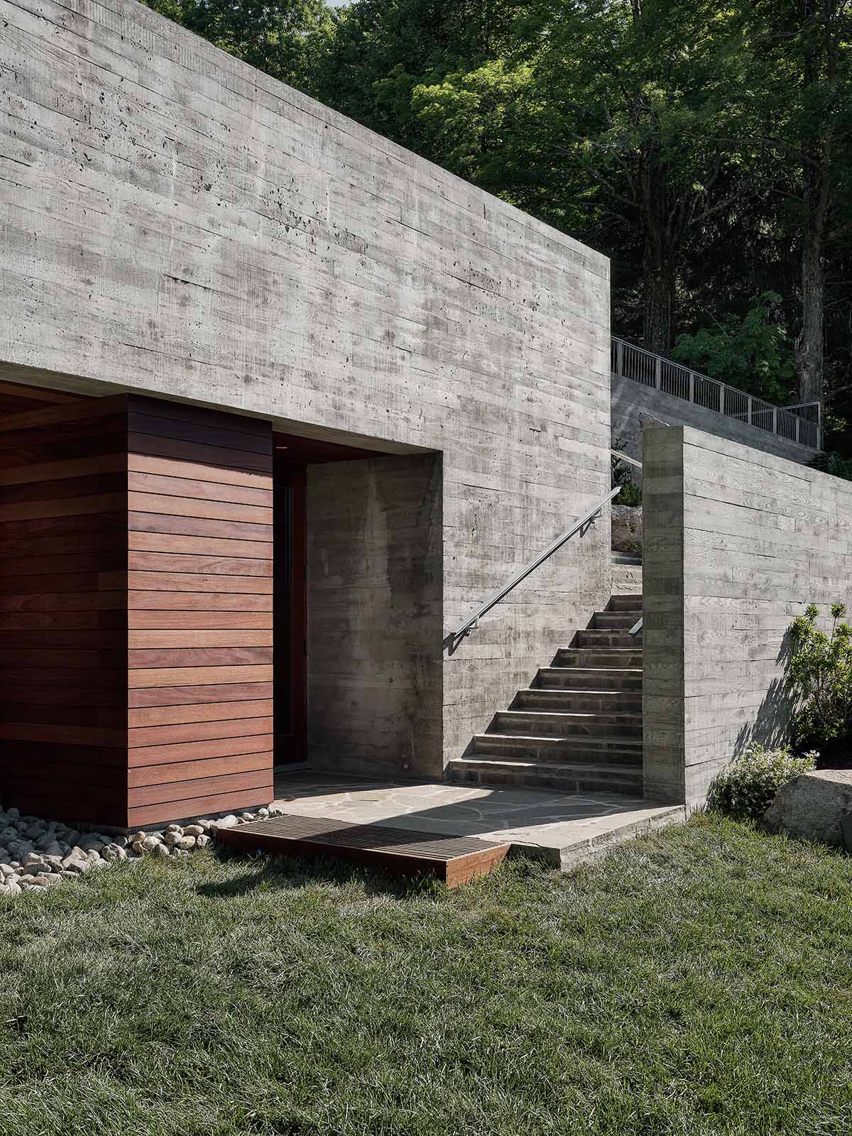 MacKay-Lyons Sweetapple Architects expands a concrete spa and thermal reserve in Quebec