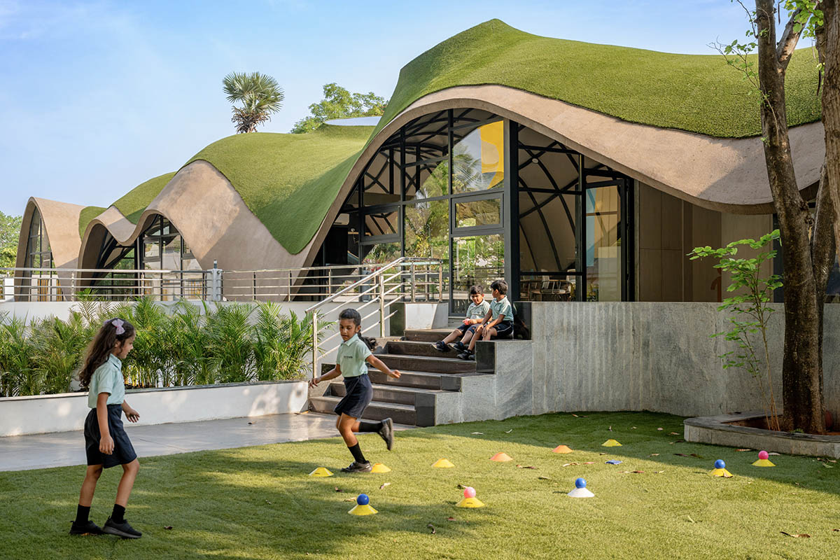 Undulating roof covers Cocoon School for unobstructed space in India 