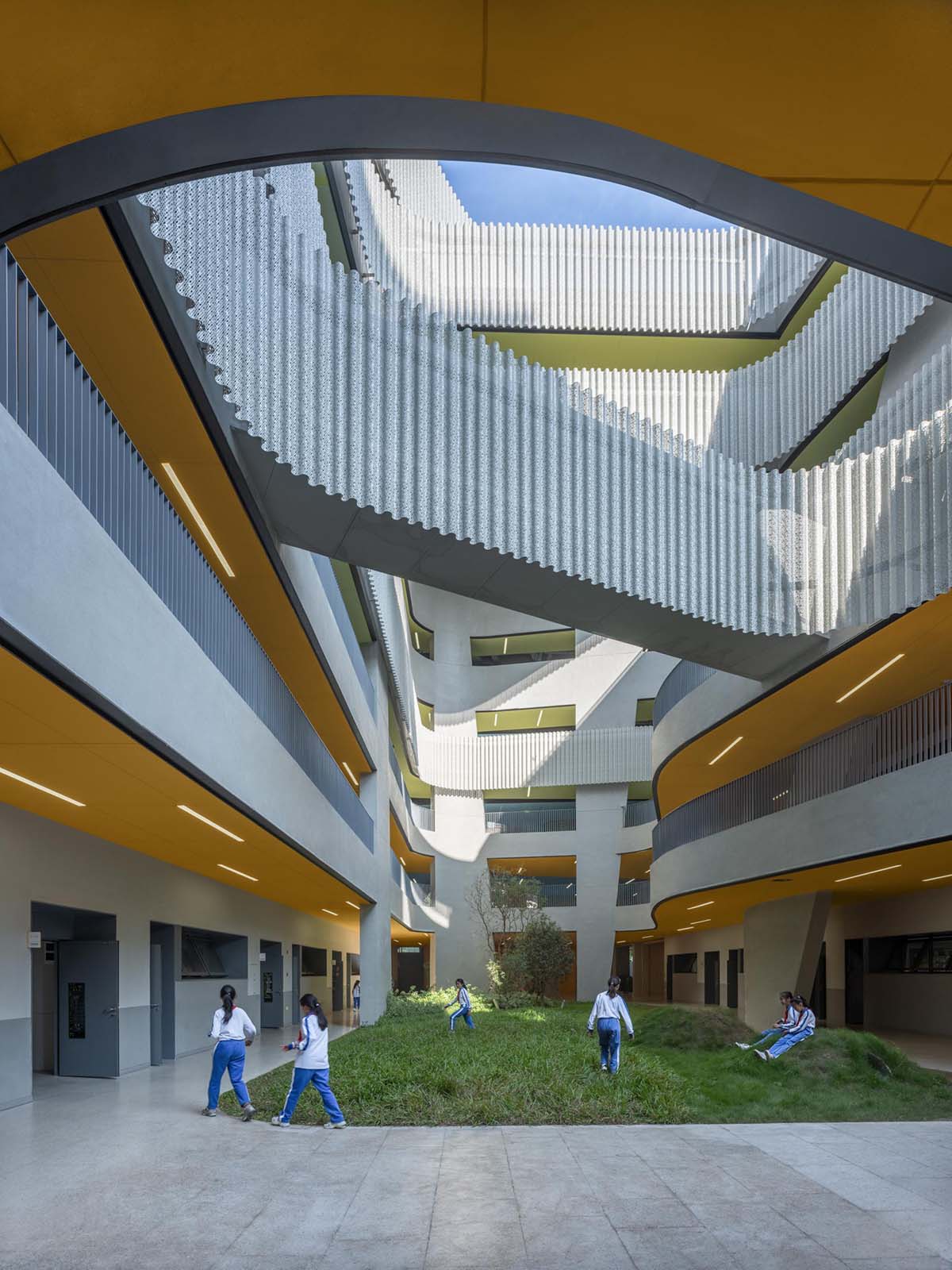 The school features large cracked slabs that serve as walls in the center of Shenzhen city