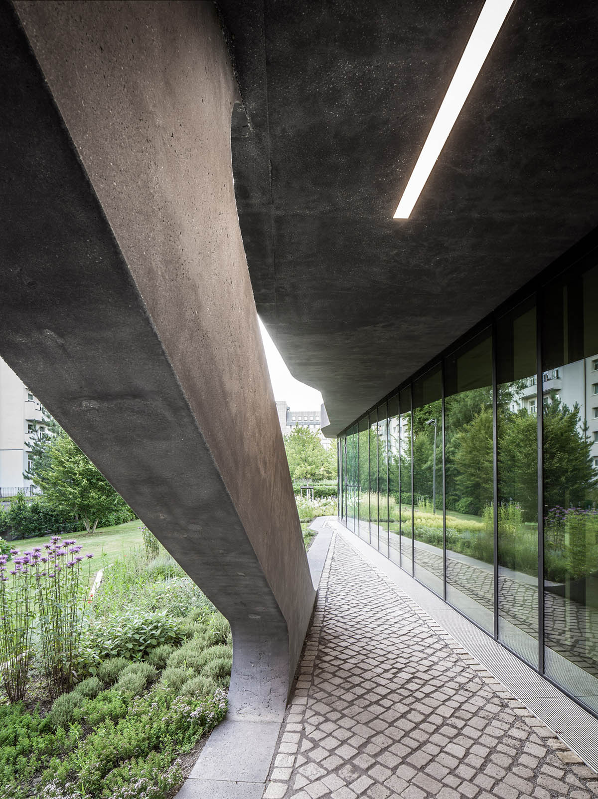 J. Mayer H. wraps FOM University Pavilion with large diagonal concrete bands in Düsseldorf 