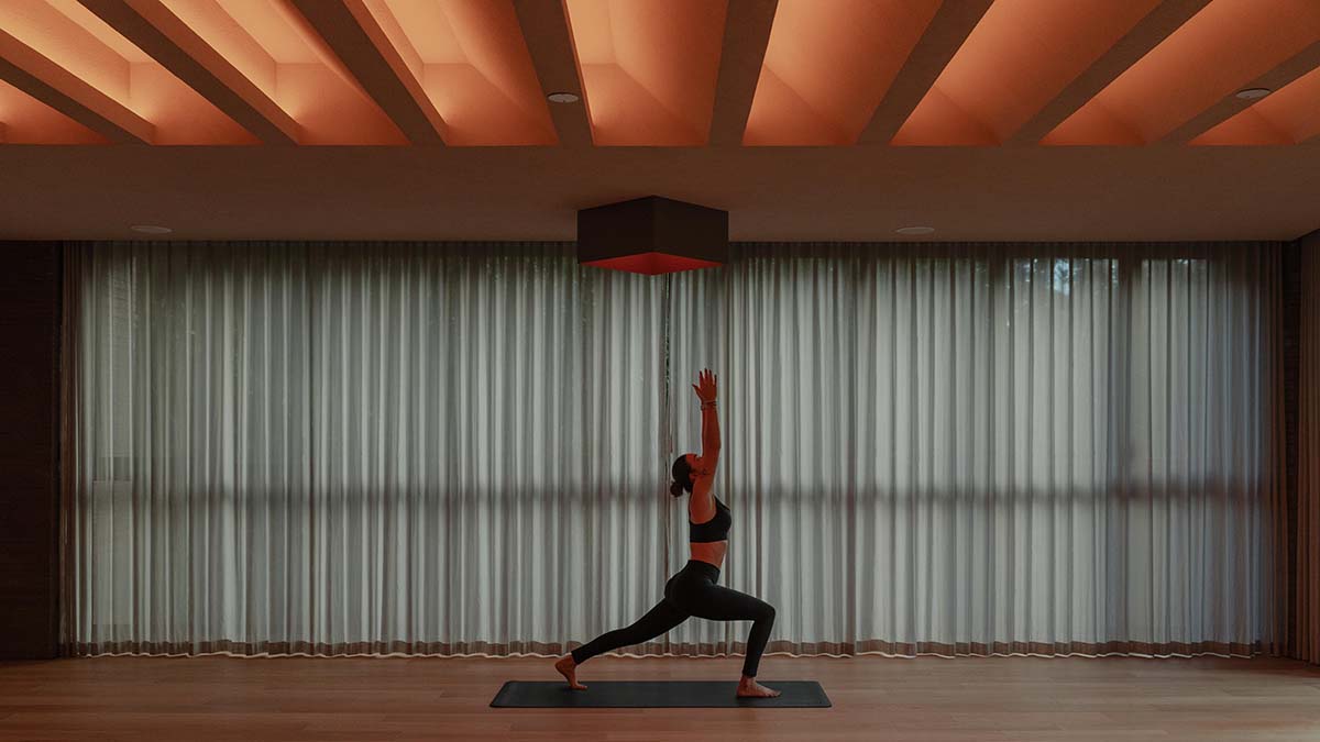 ESTUDIO DEDÓS brings soft light into the interior of a yoga studio in Colombia