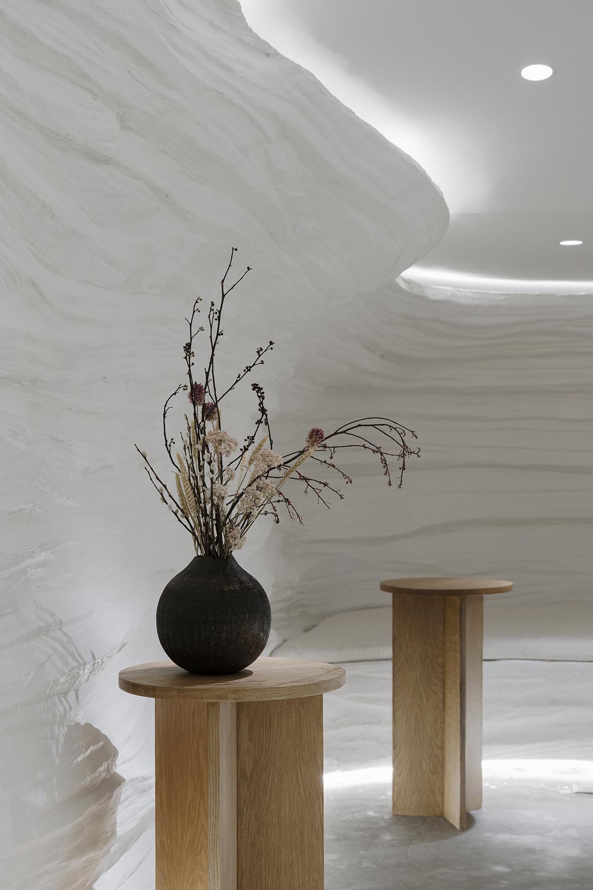 Juti architects creates surreal atmosphere for tea house within cave-like and textured walls 