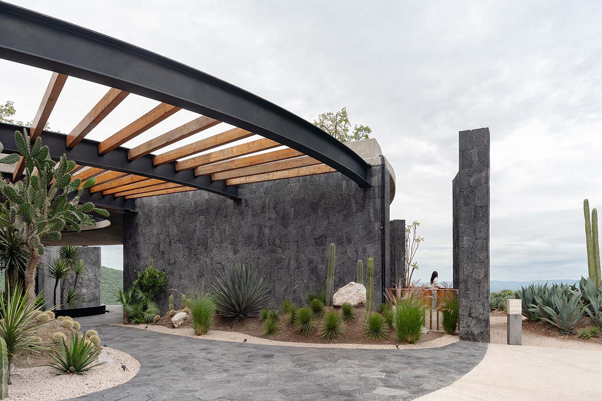 La Pedrera Clubhouse adopts a 360° concept nestled on the outskirts of the city of Atlixco