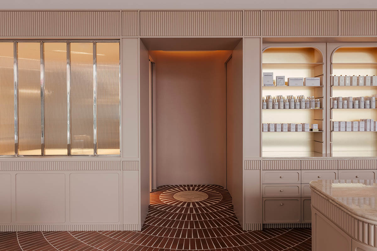 Odami enriches the interiors of a beauty shop with rounded, bevelled details, and pinkish hues