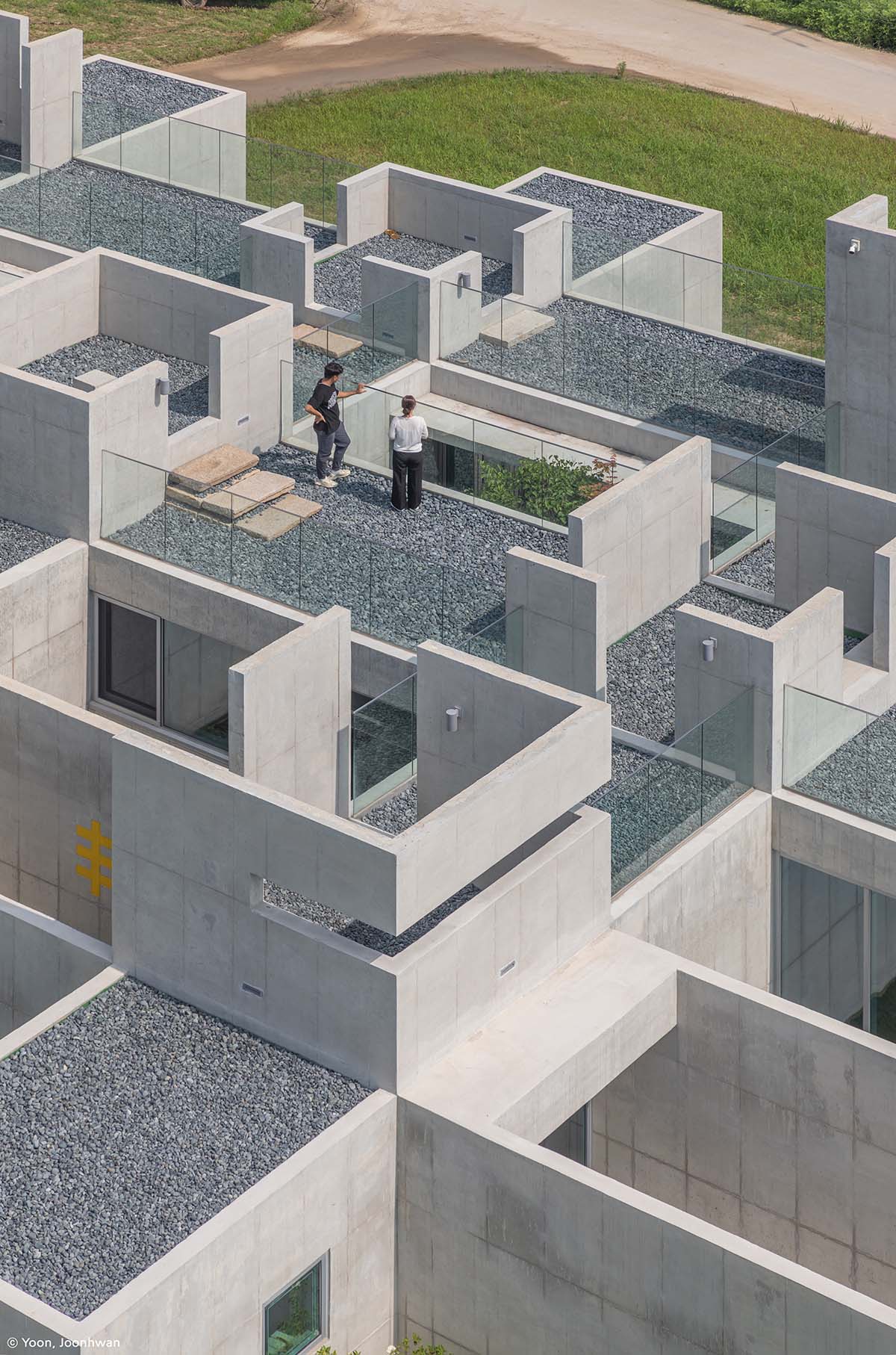 Gridded concrete boxes form a cafe to evoke like a sense of straw-woven space in South Korea
