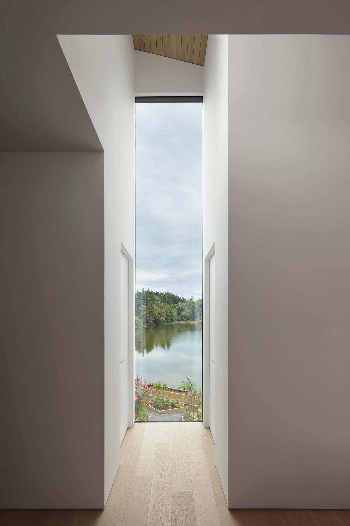 Splyce Design built a single-family home choreographed by a colonnade-lined entrance 