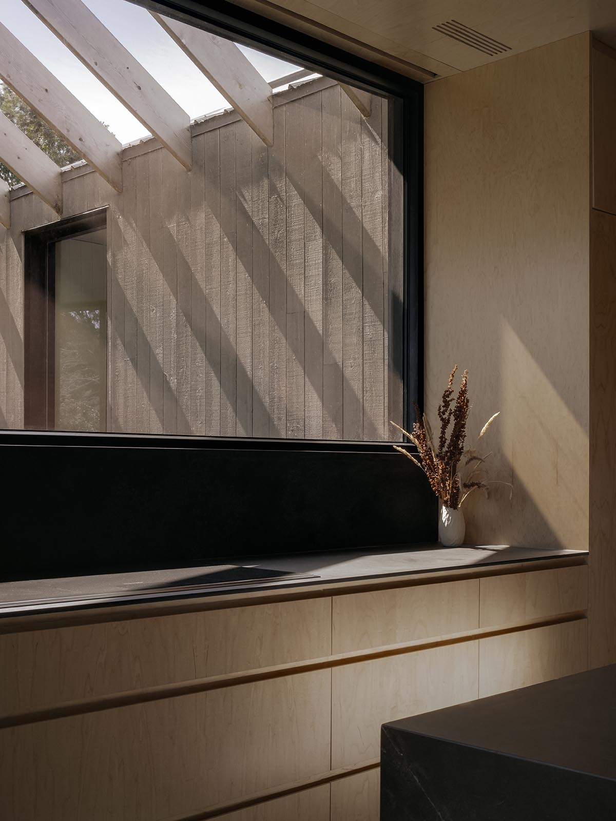 South Bay House portrays its mesmerizing surroundings with spacious windows in Ontario