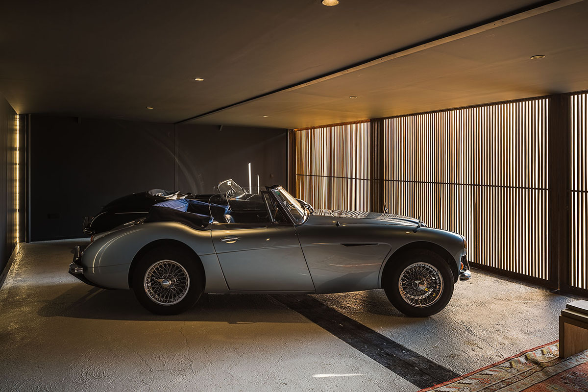 Living with garage: delaVegaCanolasso unites living space and garage within a corten steel stage