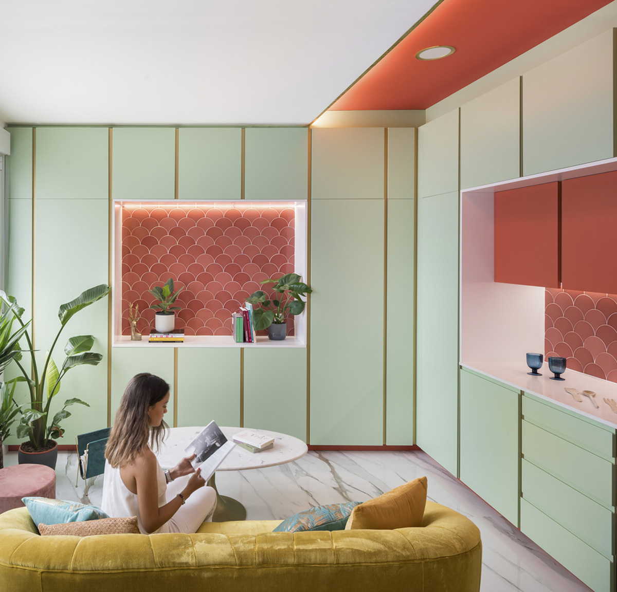 OIIIO Architecture превращает бывший магазин в квартиру с красочными шкафами в Мадриде 