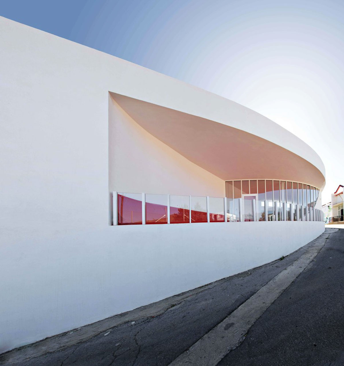 Carquero Arquitectura completes fully pink colored municipal toy library in Granada