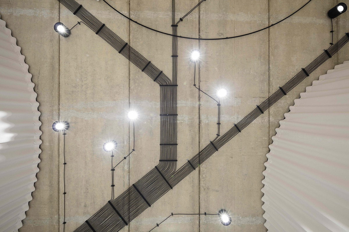 Architects use more than 900 black plastic seats for a gallery to create easily remembered building