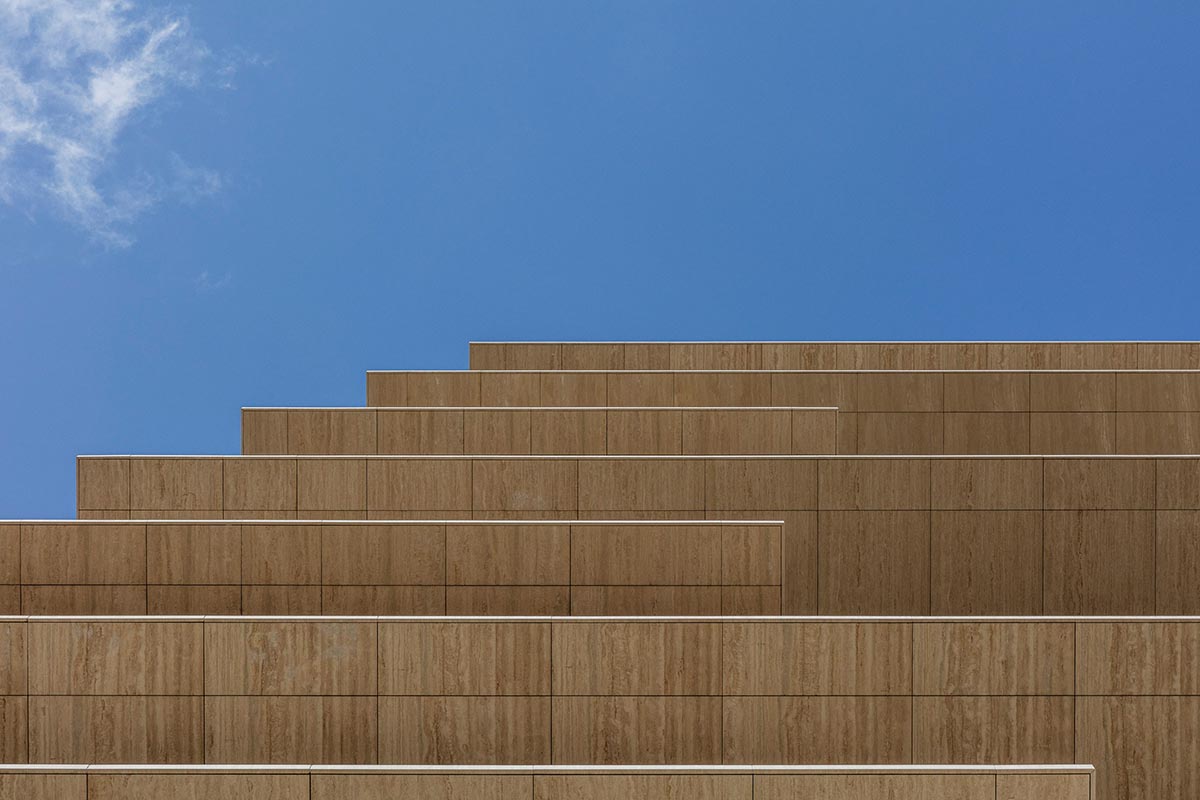 Antonio Citterio Patricia Viel built new condominium that features extruded horizontal terraces