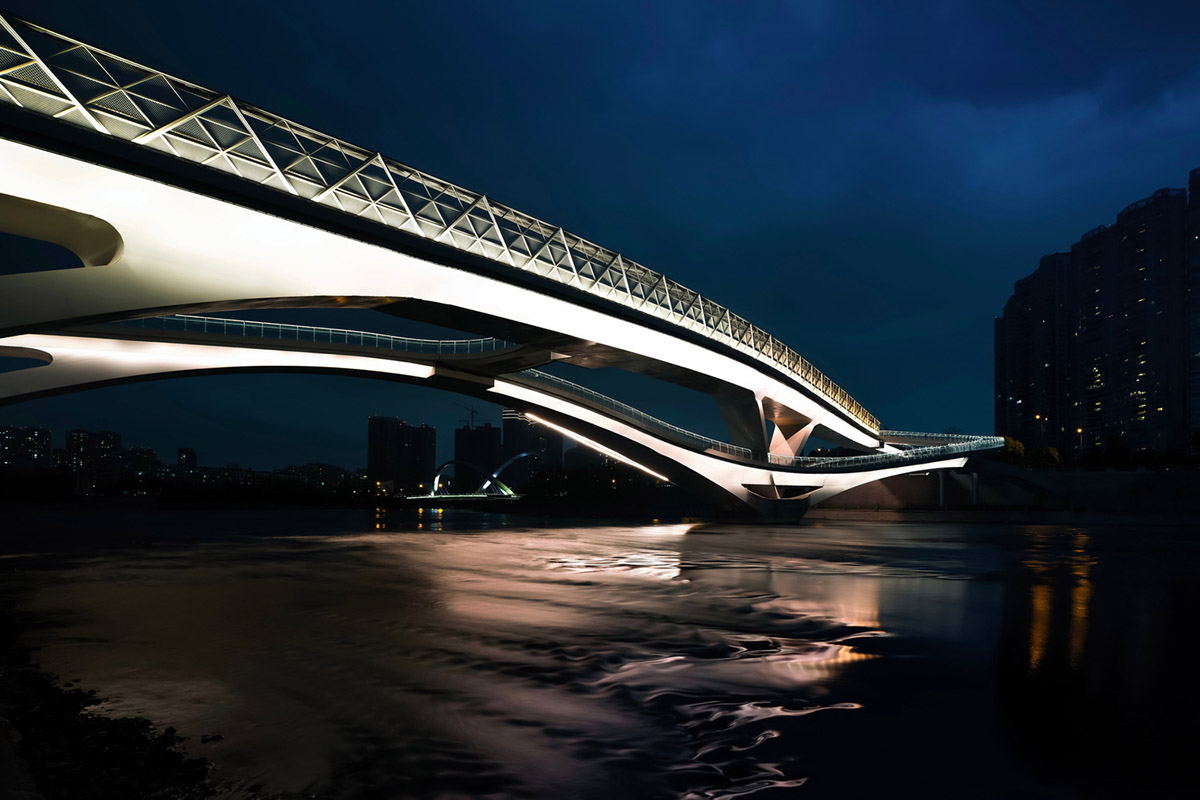 SCSJ completes intertwined and wavy pedestrian bridge in Chengdu, China