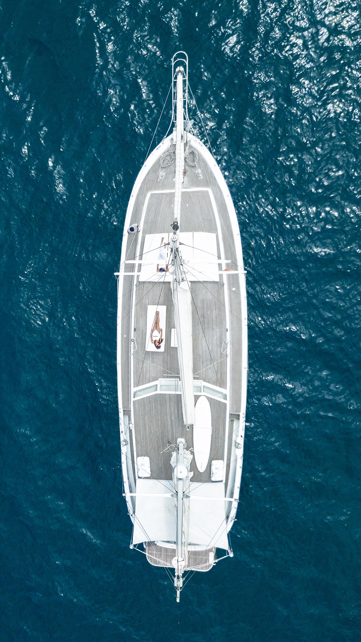 Fran Silvestre Arquitectos redesigns 20-meter long Turkish schooner with a smooth surface