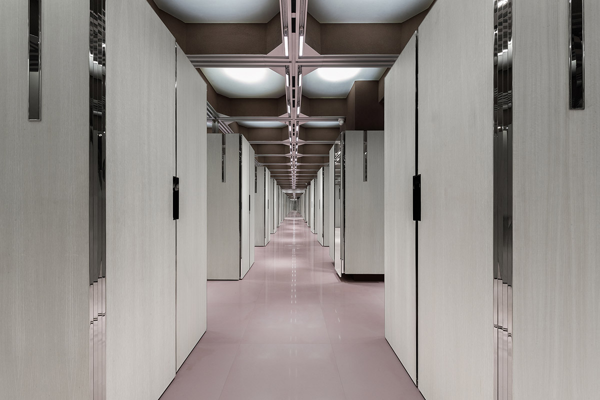 Interiors of boutique feature changeable structural systems generating different catwalk routes