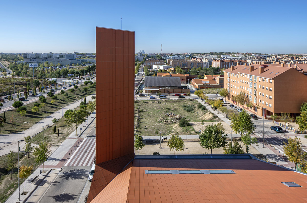 Ramón Fernández-Alonso built church complex with inclined surfaces dressed by warm colors in Madrid
