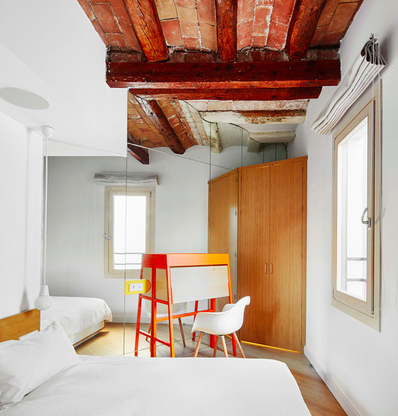 Miel Arquitectos creates chimeric interior by using mirrored cubes in Spanish apartment