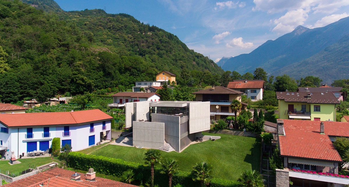 Davide Macullo freely plays with concrete walls to create different vantage points in the House XXXIV