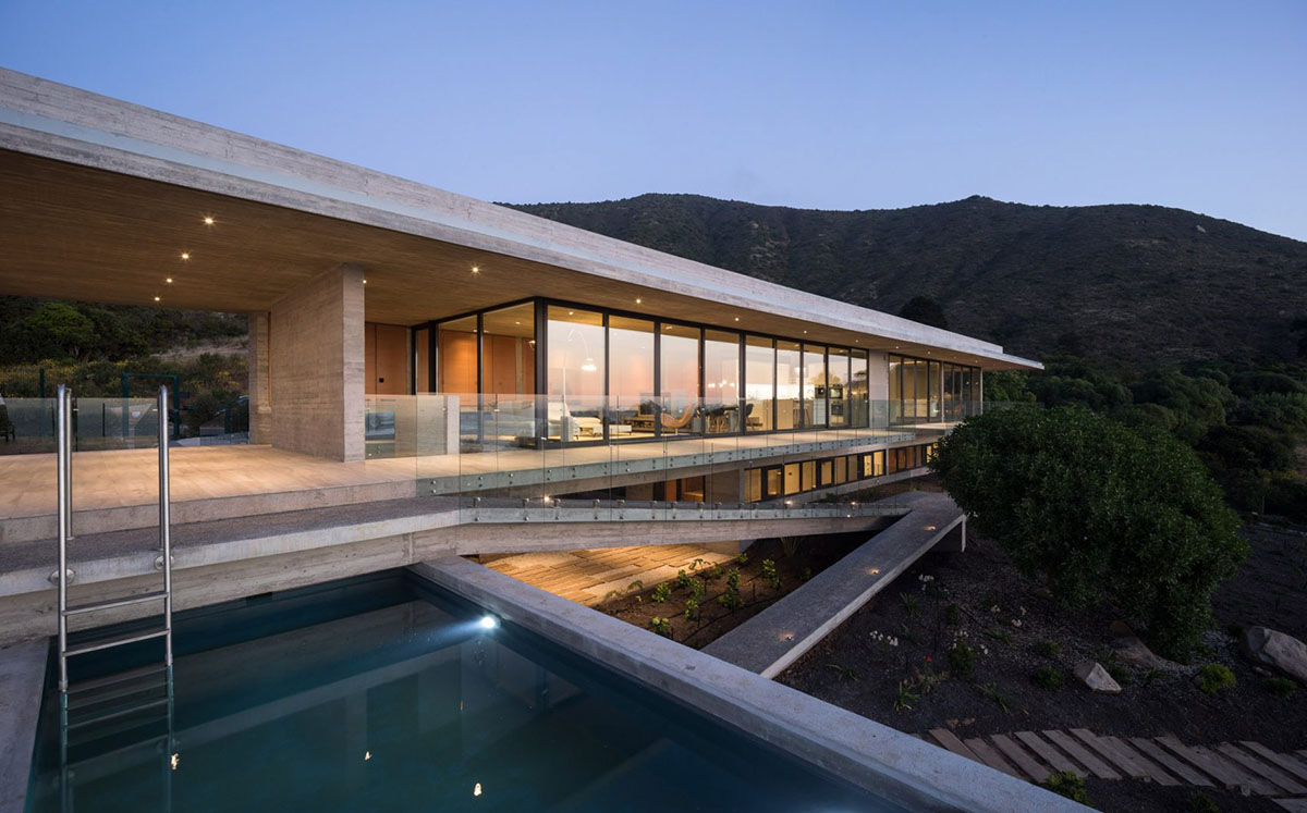 Felipe Assadi Arquitectos completes elongated house with protruding volumes in Chilean landscape