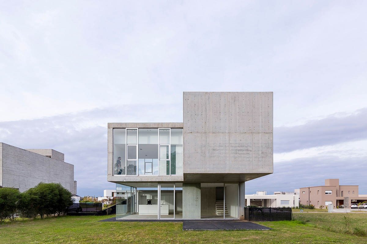 Brigati Polak Arquitectos completes Argentinian residence as detached from the existing slope