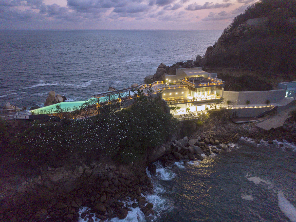 This multi-platformed sea club perfectly sits on a rocky shore of Pacific Ocean in Acapulco