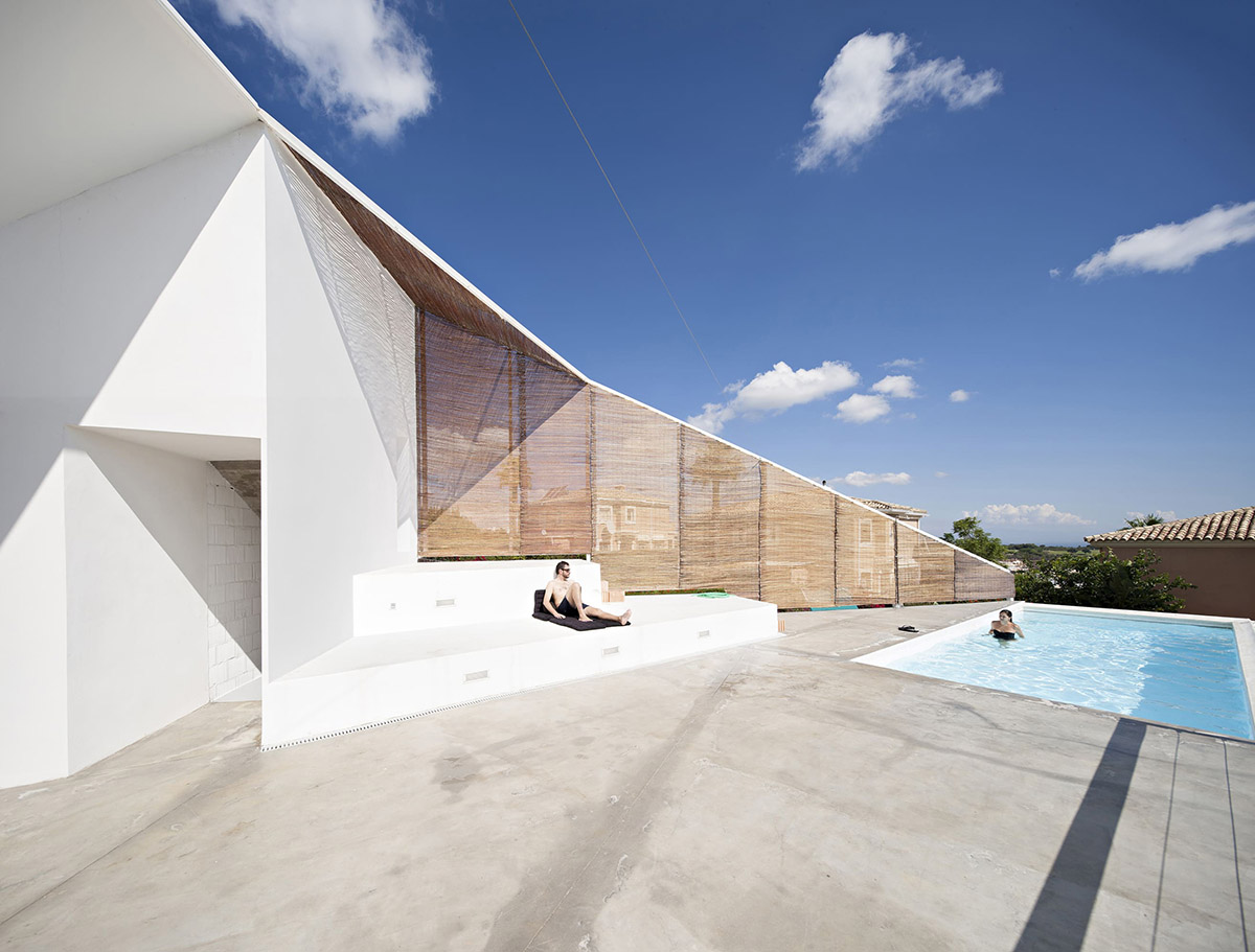 José Luis Muñoz's new holiday house shaped by the climatic conditions of the site in Spain