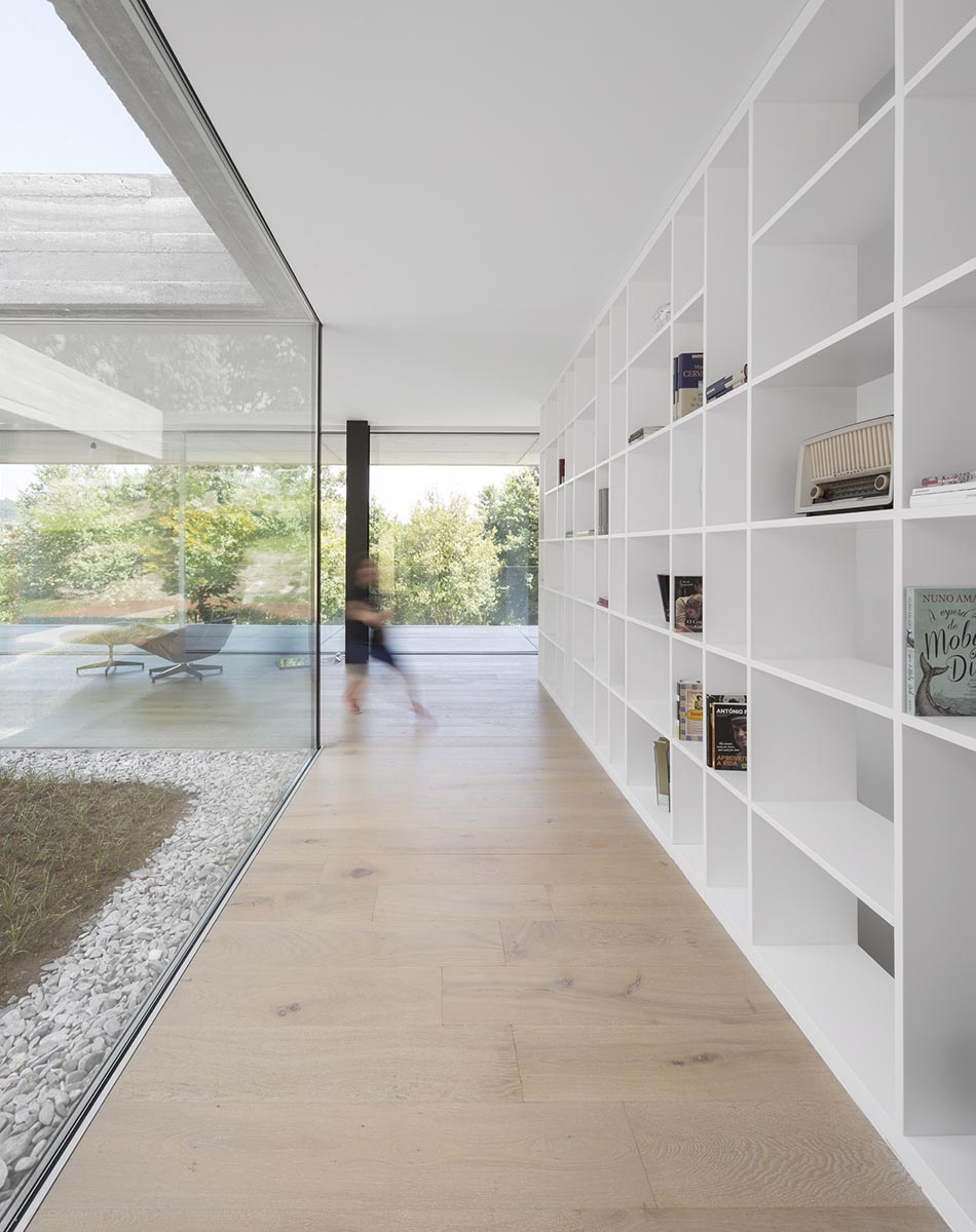 An elongated Sambade house by Spaceworkers presents itself as sober urban landmark in Portugal