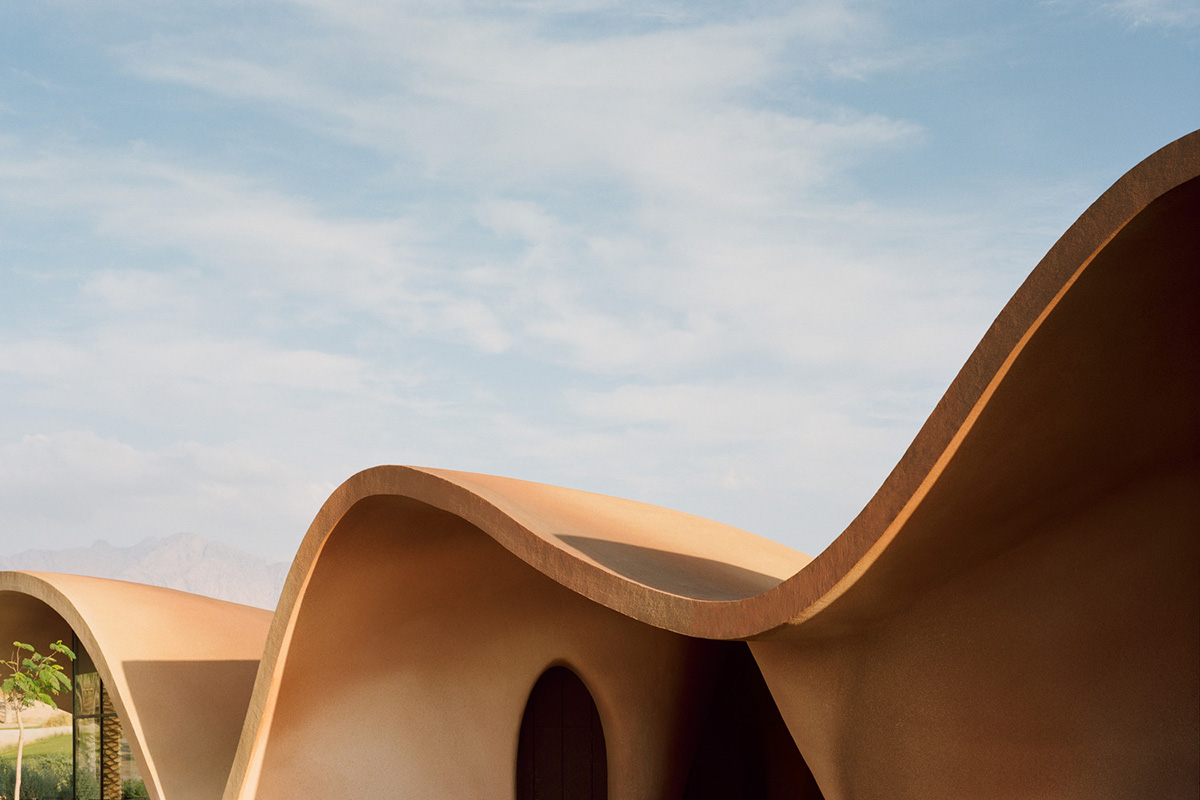 Smooth curves of a golf clubhouse by Oppenheim Architecture are derived from the natural desertscape