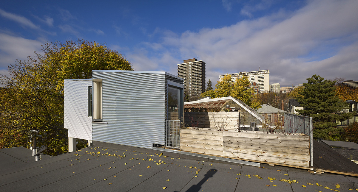 Aleph-Bau breaks Toronto’s row houses monotony with an unseen rooftop