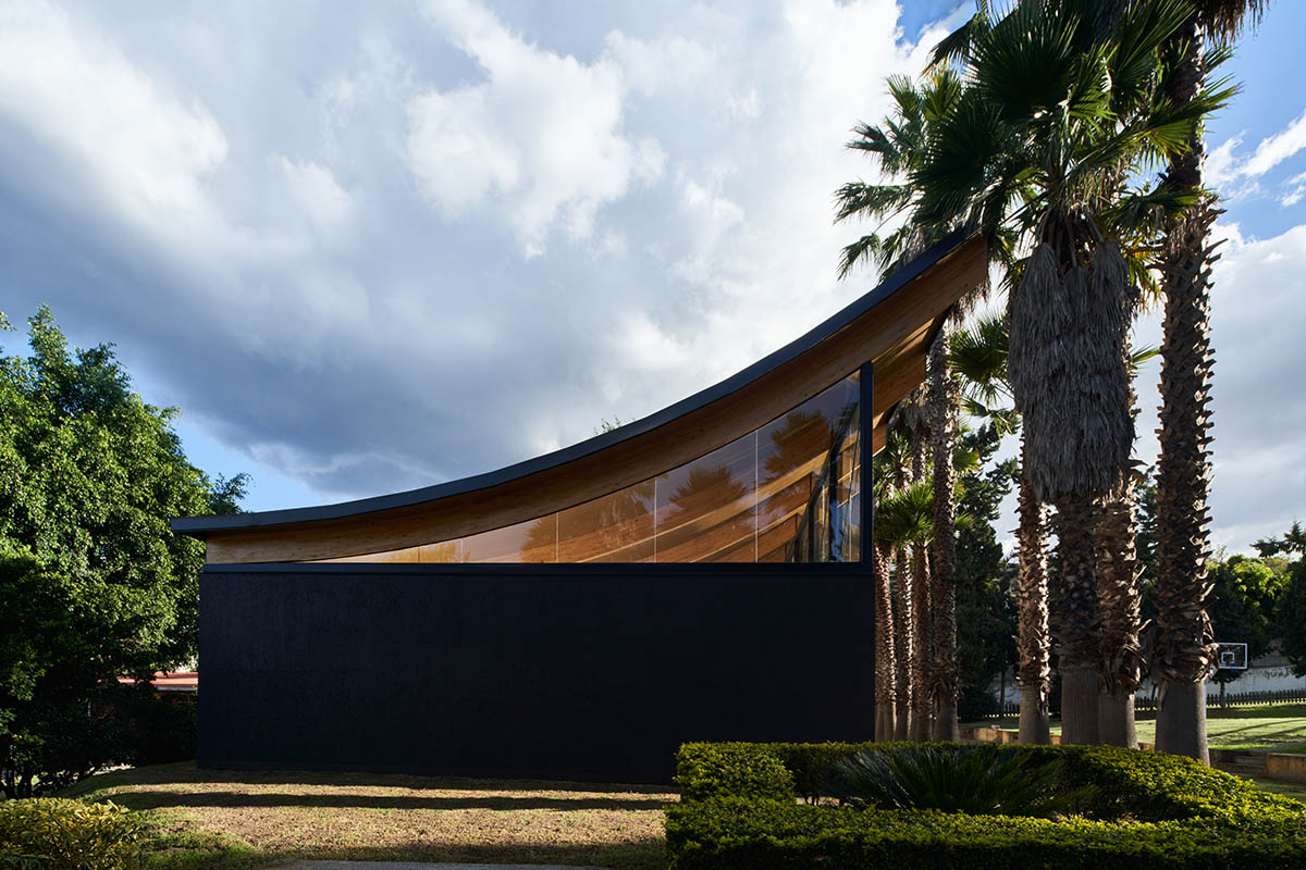TEC Taller EC creates pavilion with concave wooden roof that becomes a façade in Ecuador