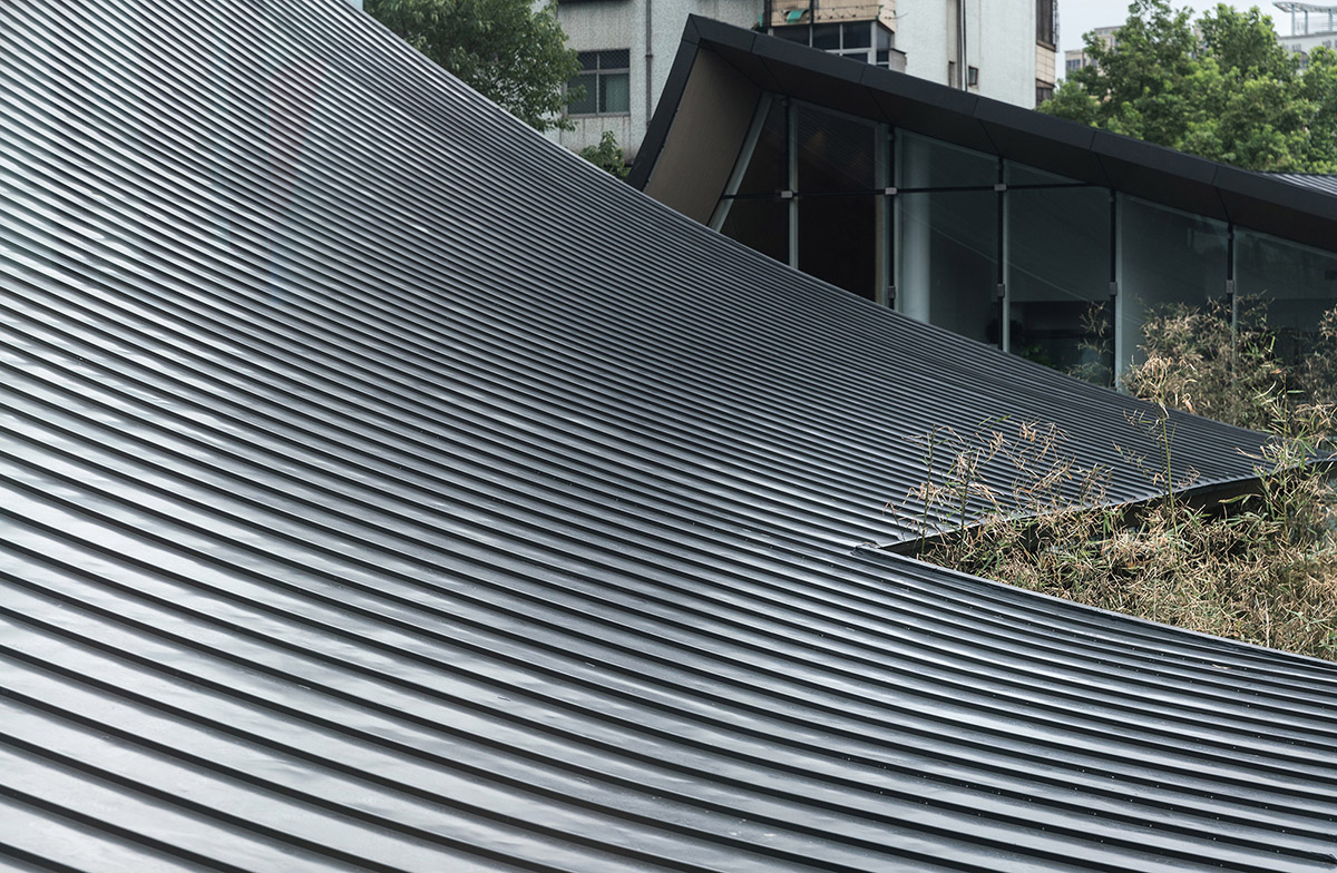 Waterfrom Design Achieved a Balance Between Historical Community Protection and a Sales Center