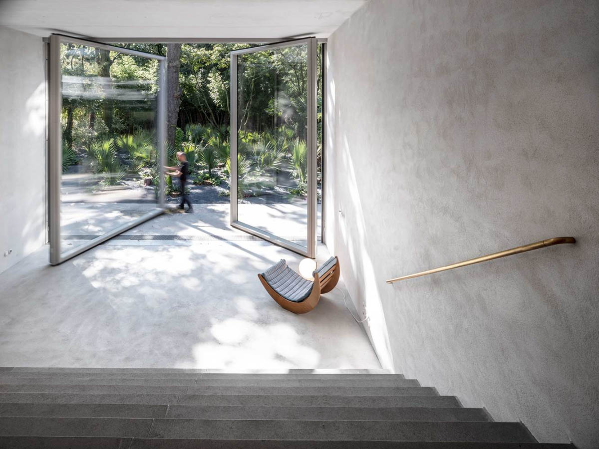 J. Mayer H completes 