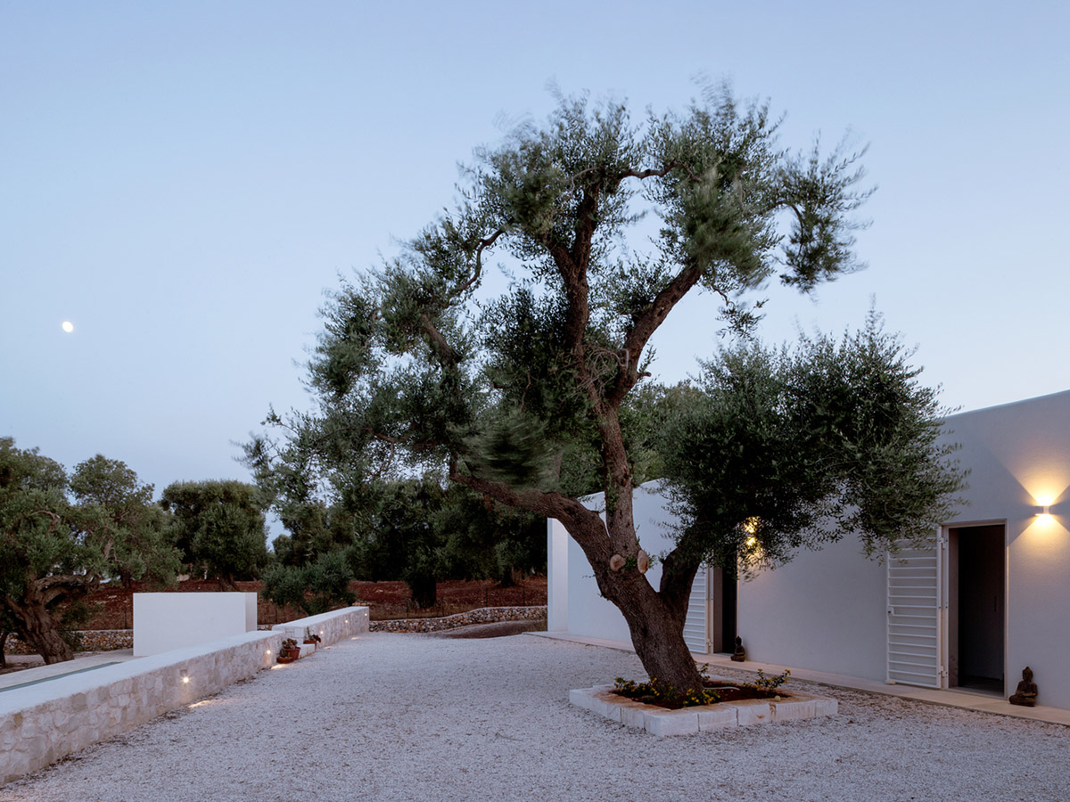 Noname Studio designs townhouse with all-white abstract sculpted volumes among olive trees