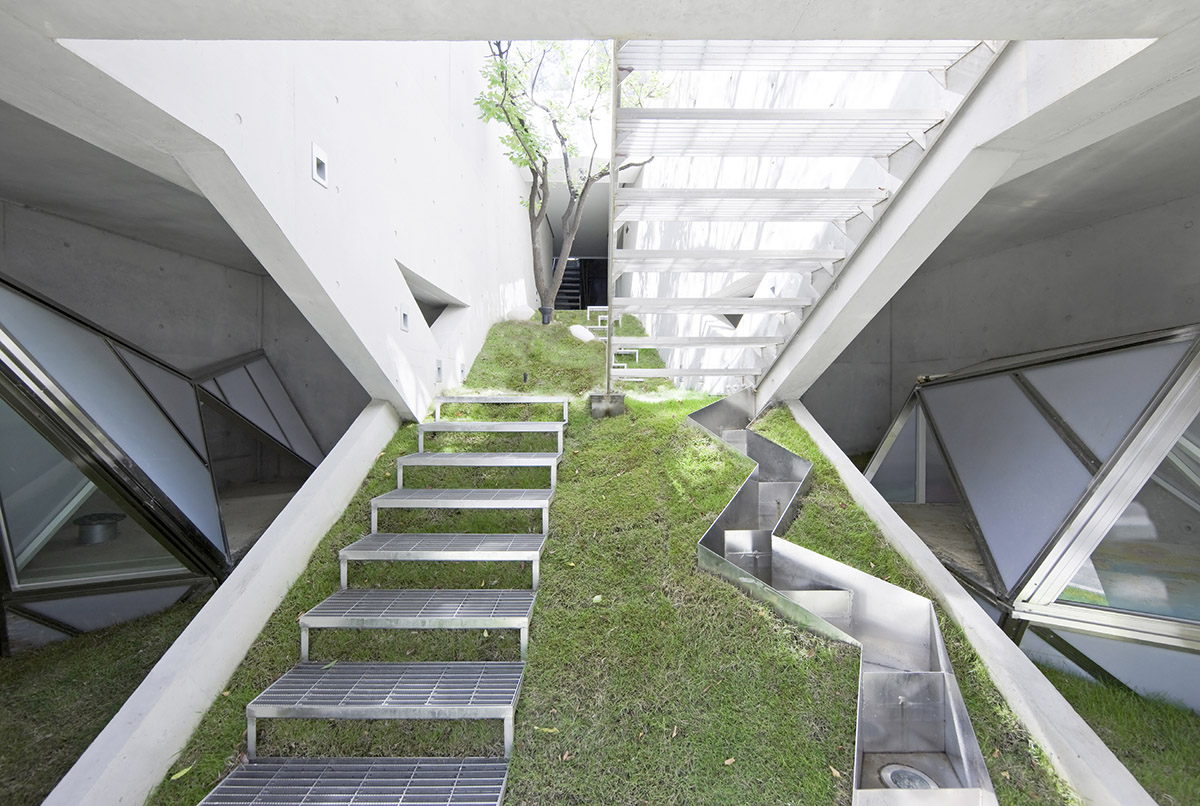 HyoMan Kim sets this polyhedron house on Bukhansan mountaintop to create climbable white petal
