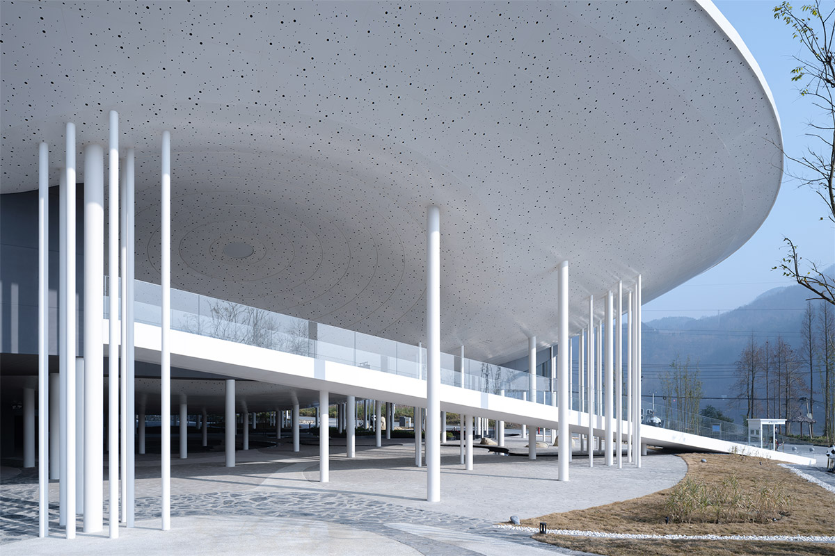 Archermit completes public building with bamboo forest and cloud-like elevated platforms in China