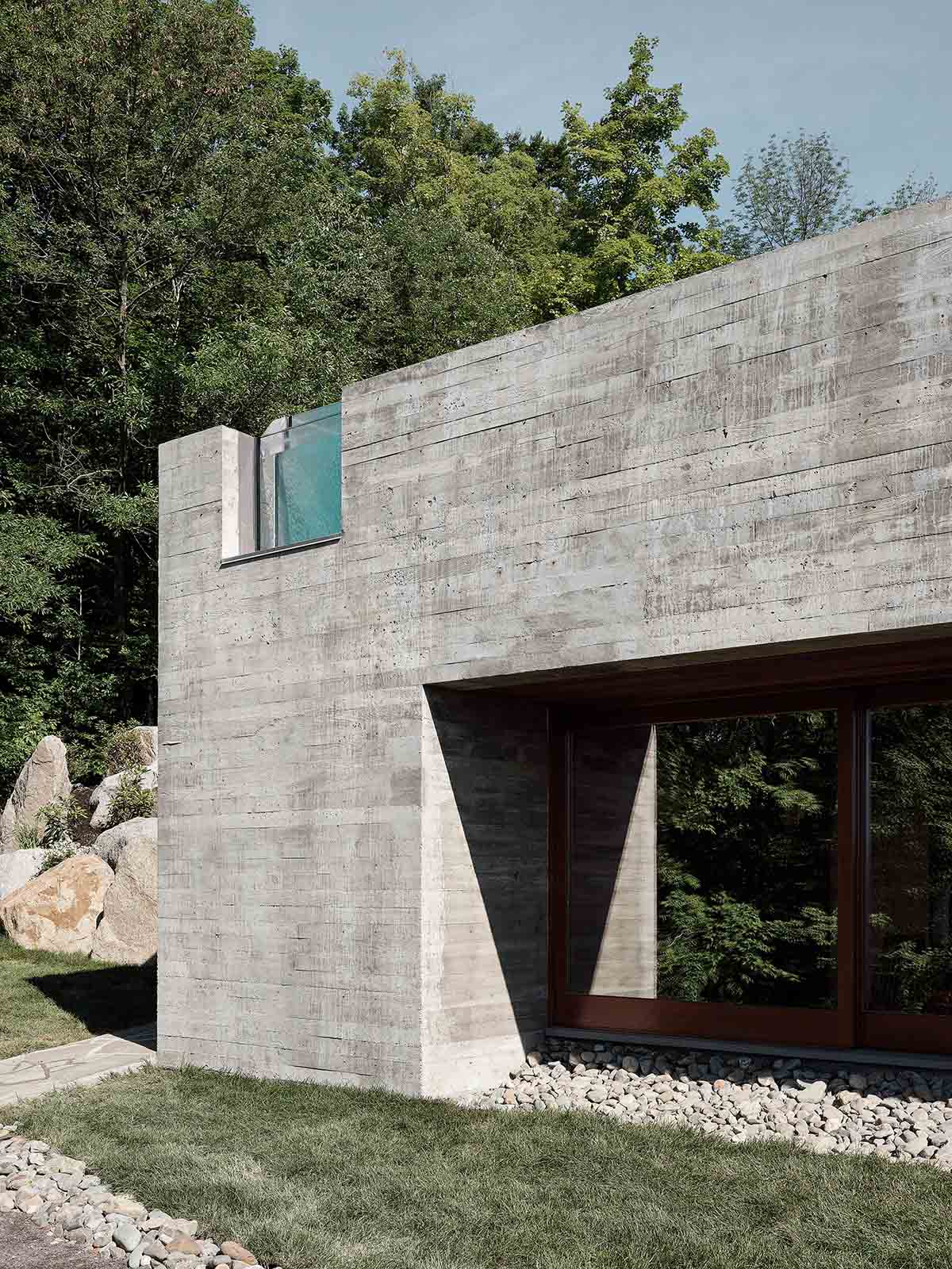 MacKay-Lyons Sweetapple Architects expands a concrete spa and thermal reserve in Quebec