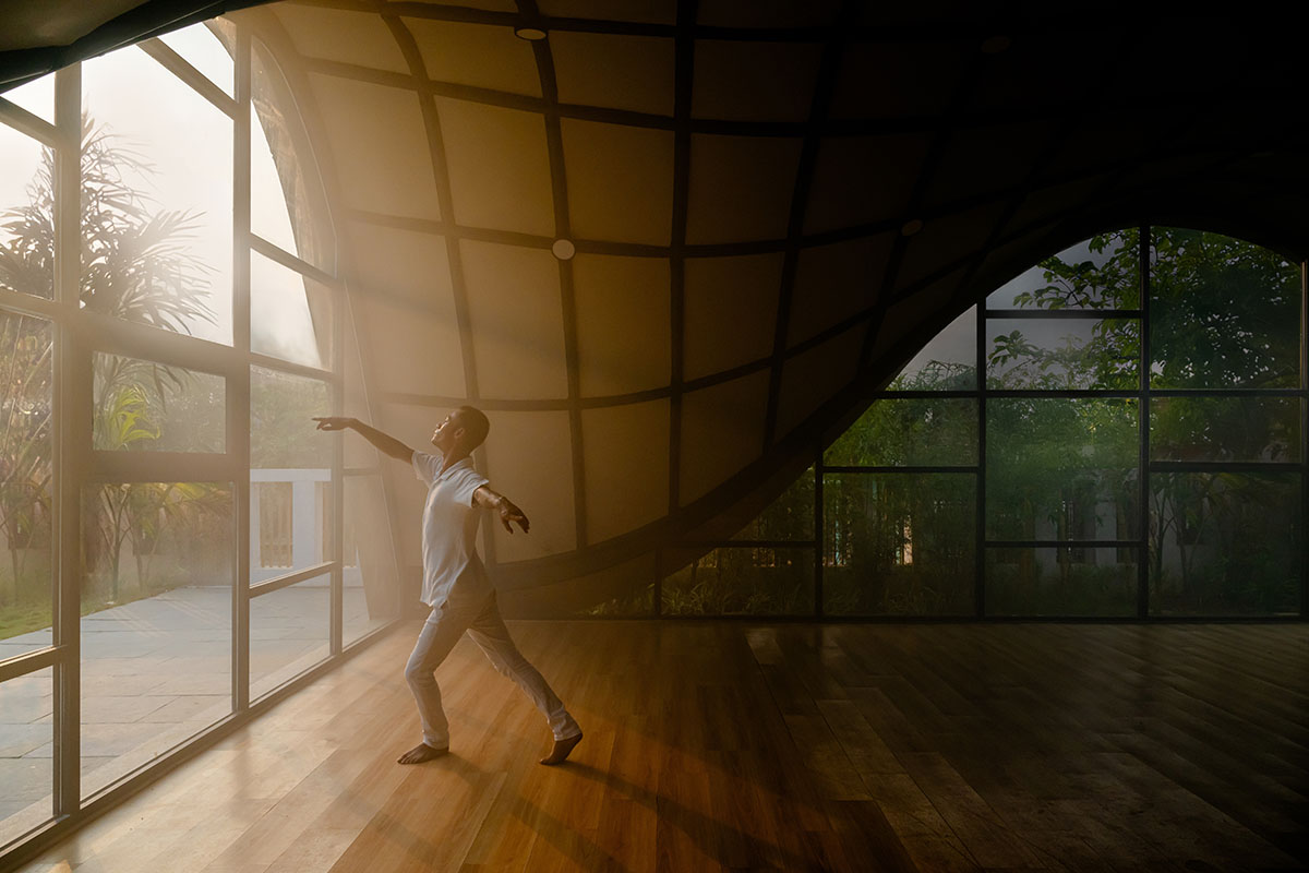 Undulating roof covers Cocoon School for unobstructed space in India 