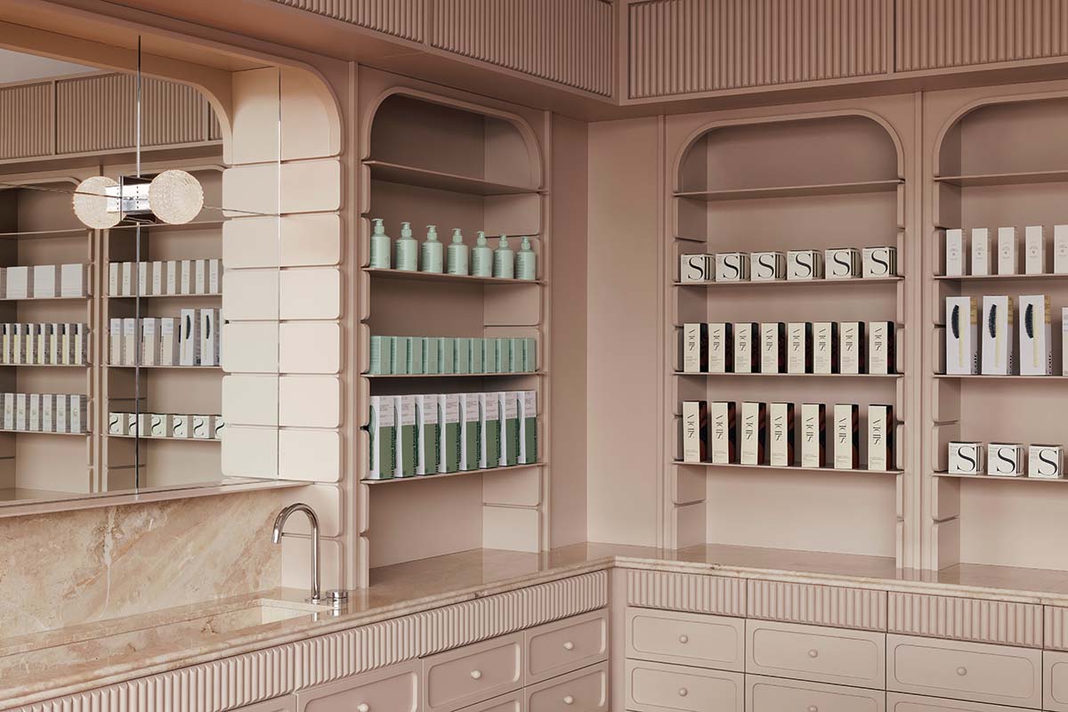 Odami enriches the interiors of a beauty shop with rounded, bevelled details, and pinkish hues