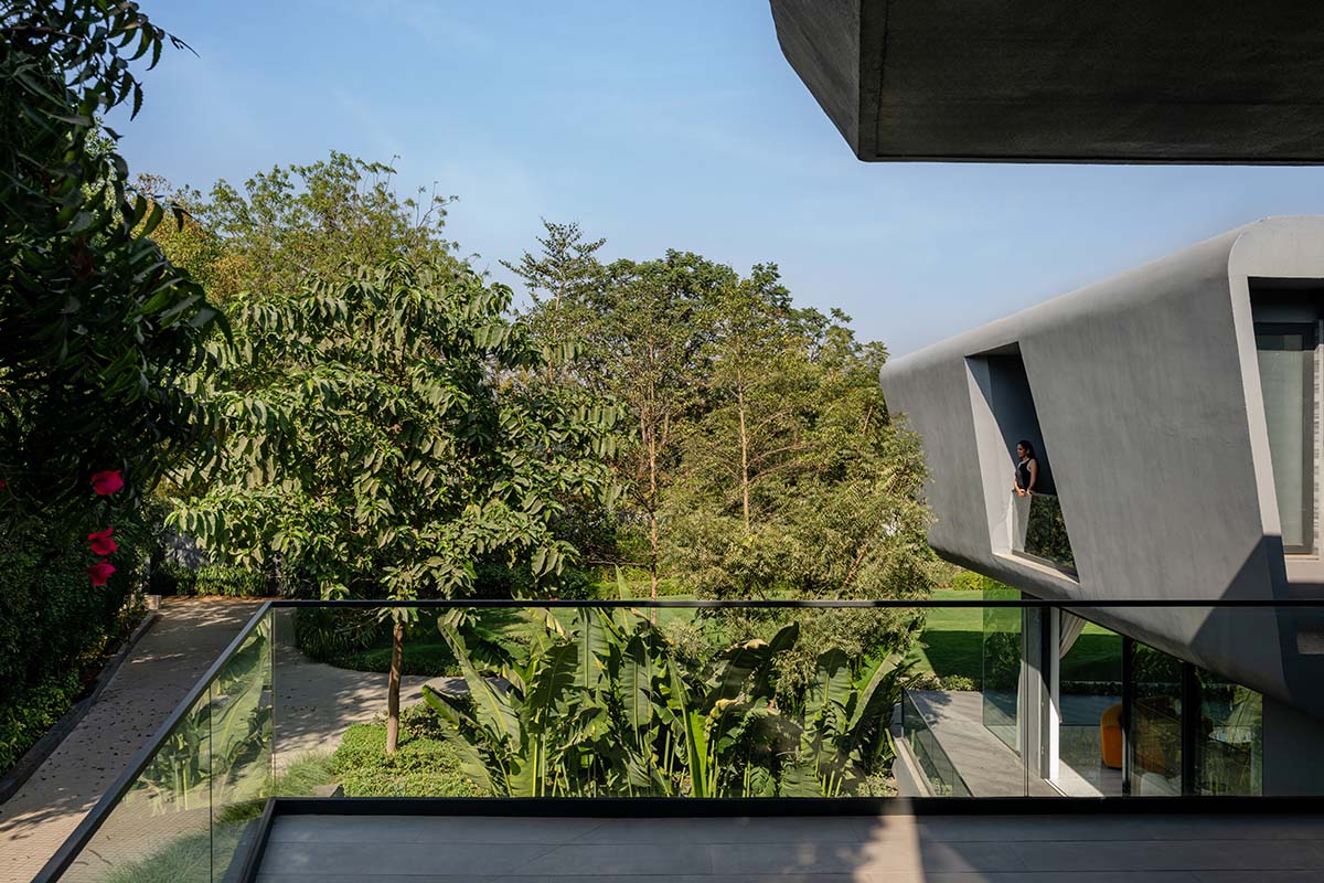 Sanjay Puri Architects uses fluid surfaces to create Nine X Nine House in India