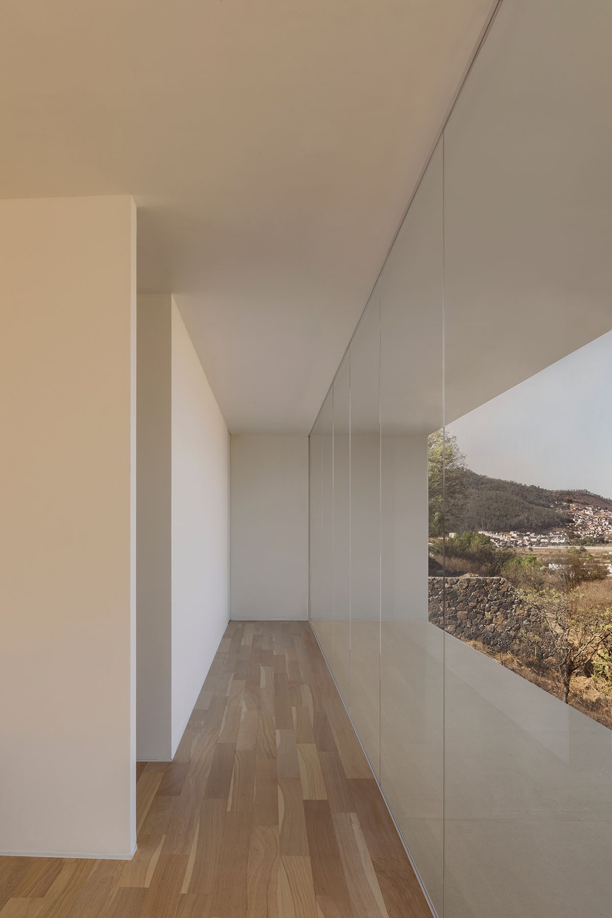Horizontal Shi House by HW Studio acts like smooth transition on the Mexican ravine 