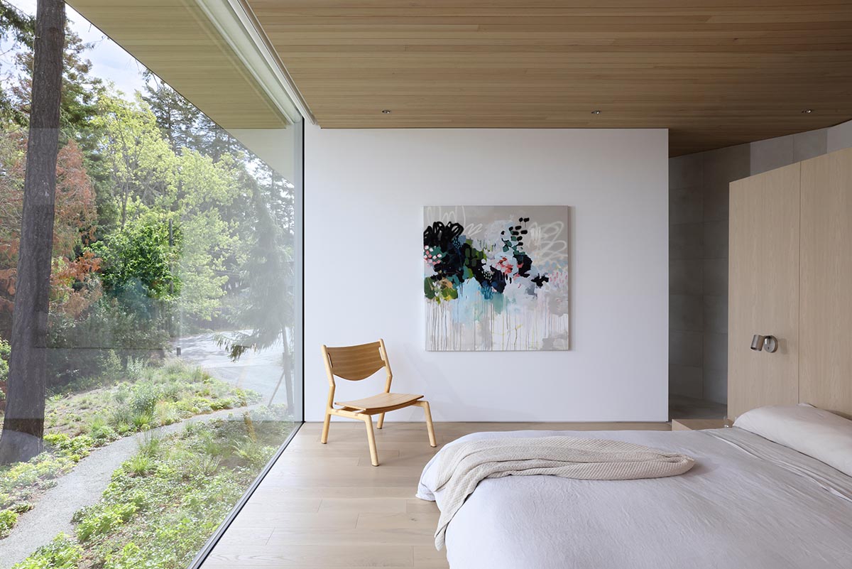 Splyce Design built a single-family home choreographed by a colonnade-lined entrance 