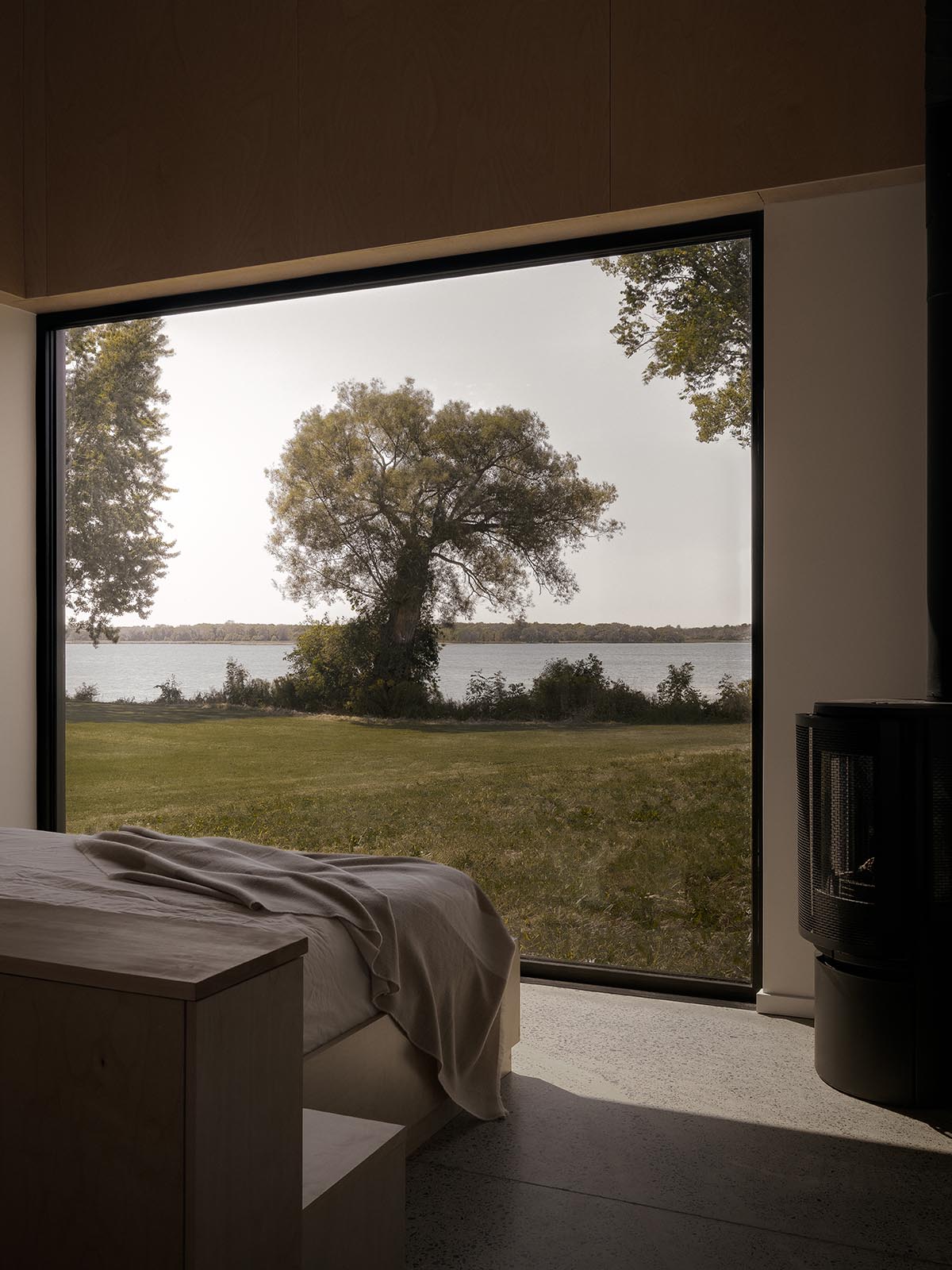 South Bay House portrays its mesmerizing surroundings with spacious windows in Ontario