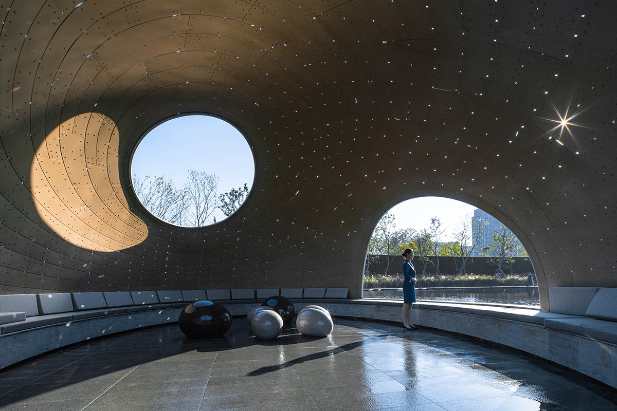   A thin-shell pavilion inspired by the bionic weaving appearance of birds' nests sits on a pool 