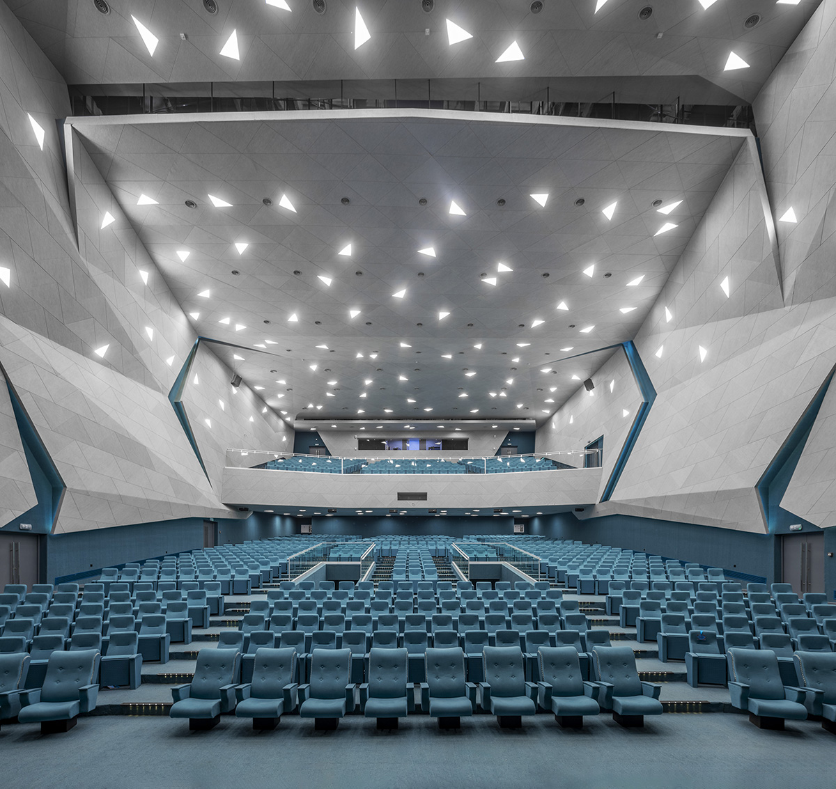 New monolithic auditorium and library at Semnan University features intricate openings and ribbons 